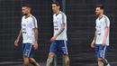 Bintang Argentina, Lionel Messi, bersama rekan-rekannya bersiap latihan di Pusat Pelatihan Joan Gamper, Barcelona, Sabtu (2/6/2018). Latihan ini merupakan persiapan jelang Piala Dunia 2018. (AFP/Lluis Gene)