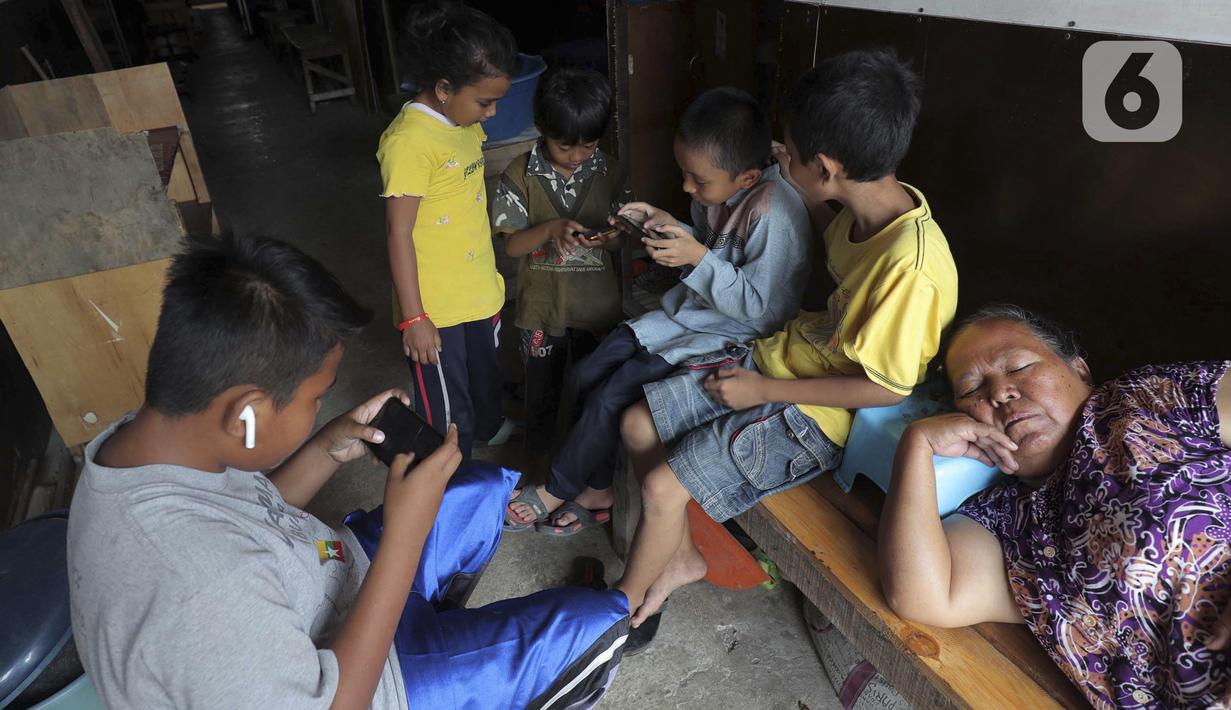 Warga beraktivitas di kawasan Kampung Aquarium saat PSBB, Penjaringan, Jakarta Utara, Kamis (17/9/2020). Kampung Aquarium rencanannya akan dibangun kampung susun yang diperuntukkan bagi warga sekitar. (Liputan6.com/Johan Tallo)