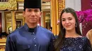 Pernikahannya viral, lebaran tahun ini Pangeran Mateen dan Anisha Rosnah tampil kompak dengan baju Navy. Anisha tampil dengan baju kurung berpayet. [@anis.haikk]