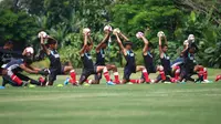 Pelatih anyar PSM Makassar, Darije Kalezic, memulai tugas barunya dengan memimpin latihan perdana Juku Eja di Lapangan Yogyakarta Internasional School, Jumat (8/2/2019). (Bola.com/Abdi Satria)