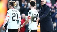 Manajer Liverpool, Arne Slot (kanan), menyemangati anak asuhnya setelah disingkirikan Plymouth pada putaran keempat Piala FA 2024/2025. (HENRY NICHOLLS / AFP)