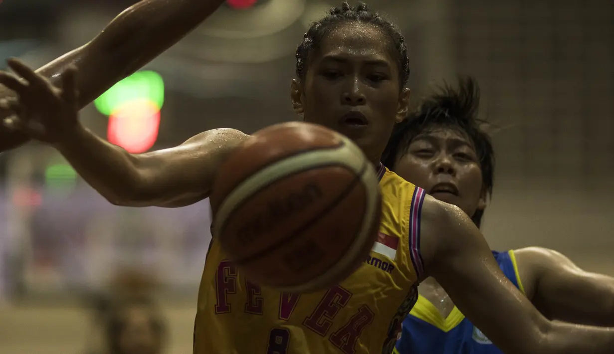 Pebasket Surabaya Fever, Dewi Fitryana, mengamankan bola dari kejaran pebasket Sahabat Semarang  pada final Sahabat Cup 2017 di GOR Sahabat, Semarang, Sabtu (22/4/2017). Sahabat kalah 61-71 dari Fever. (Bola.com/Vitalis Yogi Trisna)