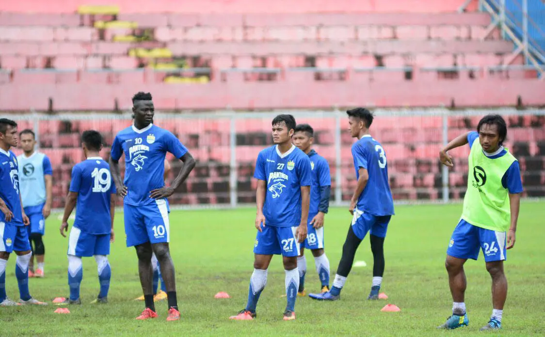 Persib saat latihan di Stadion Gelora Bumi Kartini, Jepara. (Bola.com/Erwin Snaz)