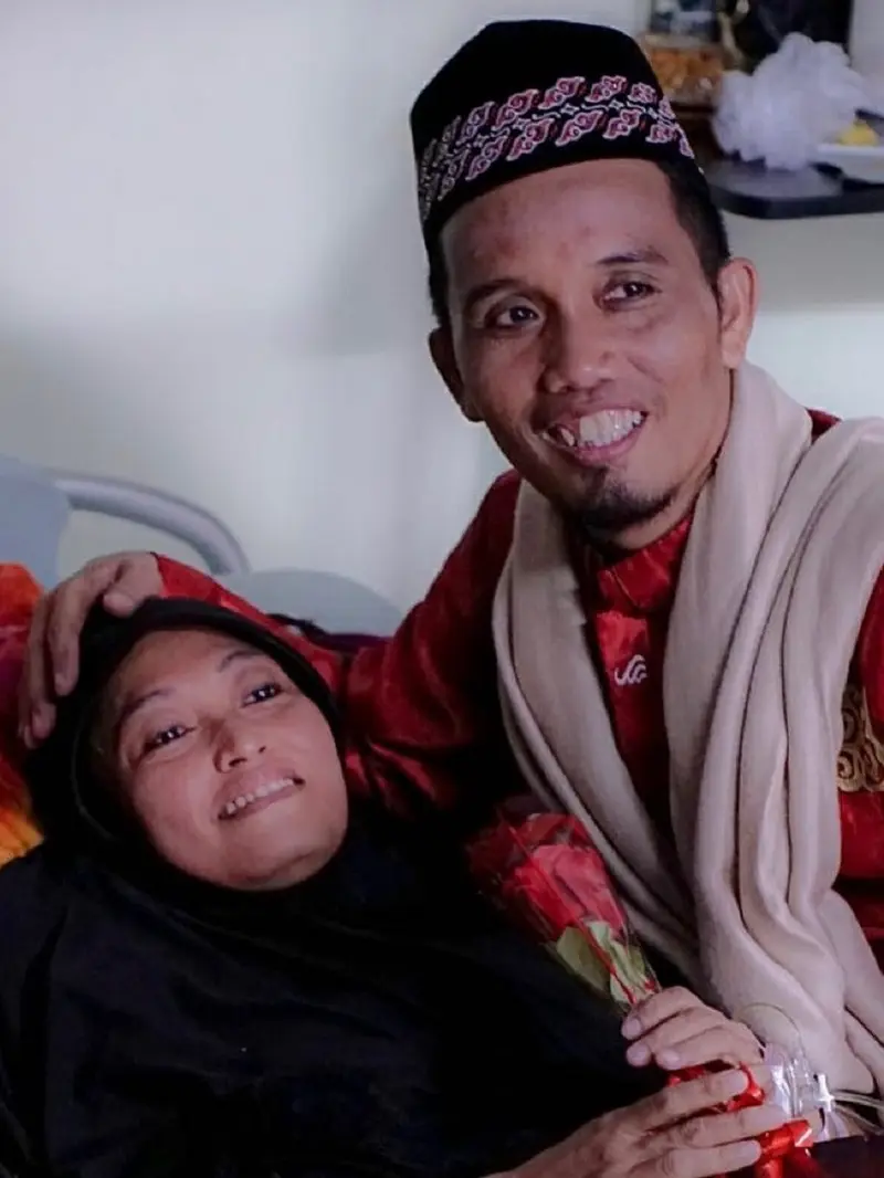 Ustaz Maulana dan istri