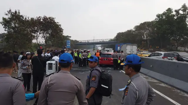 Polda Jabar Lakukan Olah TKP di Tol Cipularang