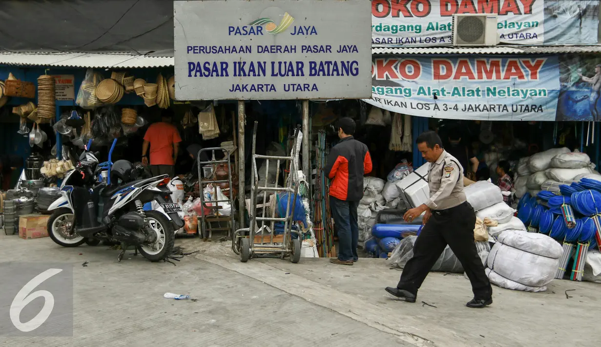 Pemprov DKI Jakarta Utara berikan surat peringatan pertama (SP1) untuk warga yang tinggal di Zona 1-3 Pasar Ikan, RW04, Kelurahan Penjaringan, Kecamatan Penjaringan, Jakarta Utara, Rabu (30/3/2016). (Liputan6.com/Yoppy Renato)