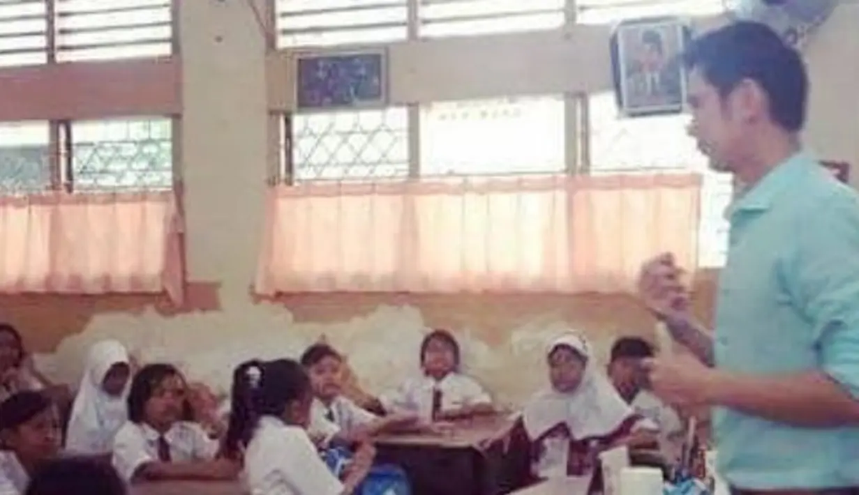 Beberapa foto dr.Ryan di akun Ig nya juga memeprlihatkan dirinya yang senang melakukan kegiatan sosial. Seperti yang diceritakan foto ini, di mana Ryan terlihat sedang berbagi ilmu dengan anak-anak di bangku sekolah dasar. (Instagram/dr_ryanthamrin)