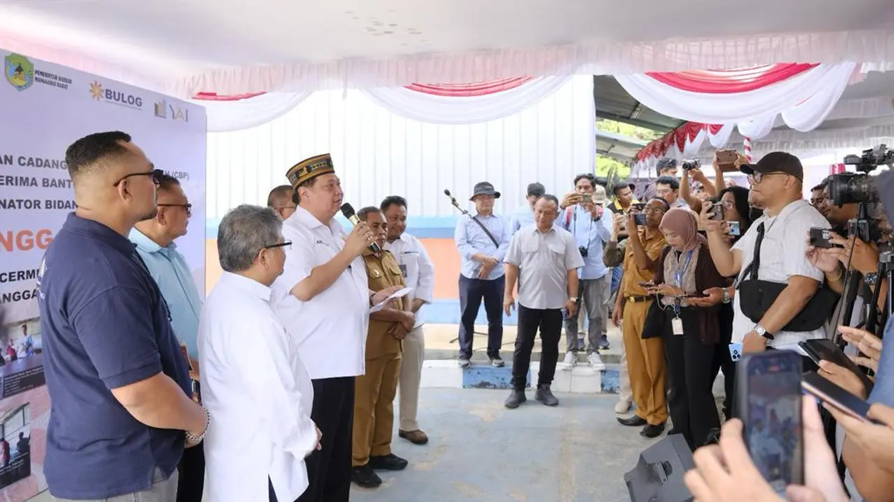 Menteri Koordinator Bidang Perekonomian Airlangga Hartarto meninjau penyaluran Bantuan Pangan di  Desa Batu Cermin, Kabupaten Manggarai Barat, Provinsi Nusa Tenggara Timur, Senin (15/1/2024). (Dok Kemenko Perekonomian)