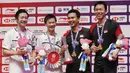 Ganda putra Indonesia  Mohammad Ahsan/Hendra Setiawan berpose dengan Hiroyuki Endo/Yuta Watanabe dari Jepang usai meraih juara BWF World Tour Finals 2019 di Tianhe Gymnasium, Guangzhou (15/12/2019).  Ahsan/Hendra menang  24-22, 21-19.  (AP Photo/Andy Wong)