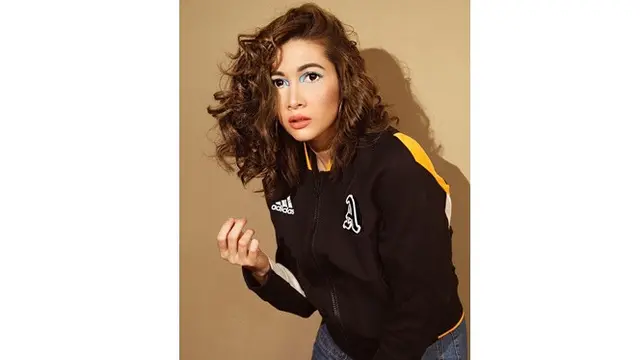 Biasa Natural, Ini 6 Potret Andrea Dian dengan Makeup Tebal