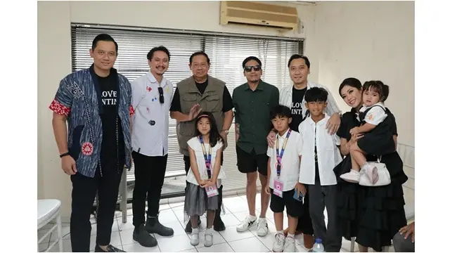 6 Potret AHY dan Ibas Yudhoyono Temani SBY Melukis di Pestapora, Support Sang Ayah