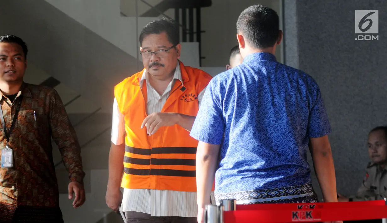Ekspresi Kepala Dinas PU Kabupaten Tulungagung Sutrisno usai menjalani pemeriksaan di Gedung KPK, Jakarta, Jumat (22/6). Sutrisno diperiksa perdana setelah OTT KPK terkait suap proyek di Kabupaten Tulungagung. (Merdeka.com/Dwi Narwoko)