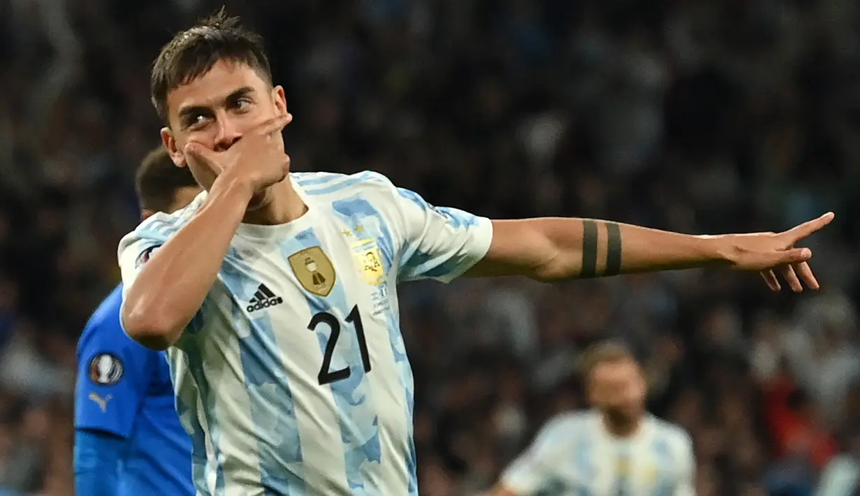 Paulo Dybala. Striker Argentina berusia 28 tahun yang sejak akhir musim 2021/2022 berstatus tanpa klub usai meninggalkan Juventus ini sejatinya memiliki 3 opsi untuk memperkuat timnas, yaitu Argentina, Polandia dan Italia. Argentina merupakan tempat kelahirannya, Polandia merupakan garis keturunan sang kakek dan Italia merupakan garis keturunan sang ibu. Ia sempat mendapat beberapa kali tawaran untuk bermain bersama Timnas Italia yang akhirnya ditolaknya. Pada 14 Oktober 2015 ia akhirnya melakukan debut bersama Timnas Argentina dan hingga kini total telah mengoleksi 34 caps dengan torehan 3 gol dan 6 assist. (AFP/Glyn Kirk)