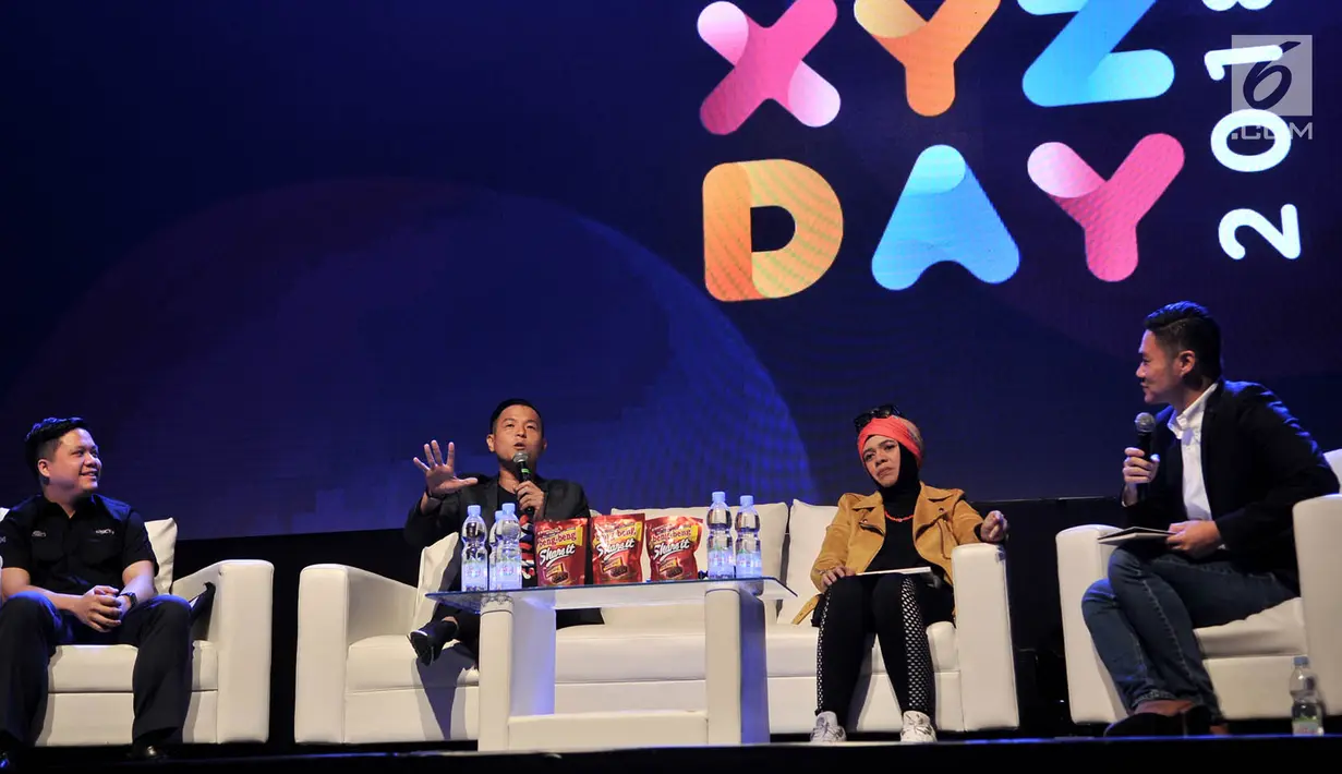 Film Maker Ernest Prakasa (dua kiri) berbicara dalam diskusi Hitmaker In Multiple Platform selama XYZ Day 2018 di The Hall, Senayan City, Jakarta, Rabu (25/4). Diskusi membahas seputar pembuatan karya di berbagai platform. (Merdeka.com/Iqbal Nugroho)