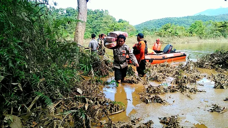 Tim SAR Kendari menggunakan perahu karet untuk membawa logistik bagi korban banjir konawe.(Liputan6.com/Ahmad Akbar Fua)