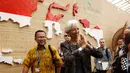 Managing Director IMF Christine Lagarde menyapa pengunjung saat berkunjung ke Paviliun Indonesia di arena pertemuan IMF-Bank Dunia, Bali, Rabu (10/10). (Liputan6.com/Angga Yuniar)