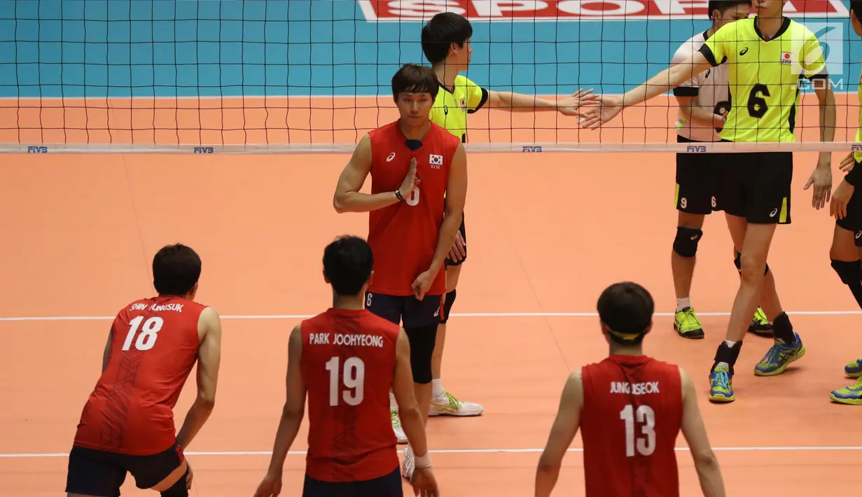 Pemain Timnas voli putra Korea, Lee Mingyu (hadap lensa) memberi kode saat melawan Jepang pada Kejuaraan Voli Asia 2017 di GOR Tri Dharma, Gresik, Rabu (26/7). Korea unggul 3-2. (Liputan6.com/Helmi Fithriansyah)