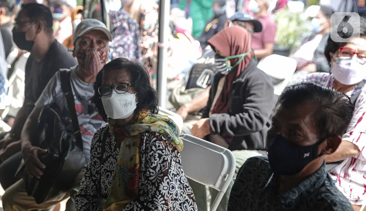 Warga menunggu untuk mendapatkan vaksin COVID-19 dosis ketiga saat vaksinasi booster COVID-19 di Puskesmas Kecamatan Kramat Jati, Jakarta, Rabu (12/1/2022). Pemerintah memulai program vaksinasi lanjutan (booster) COVID-19 secara gratis kepada masyarakat umum. (Liputan6.com/Faizal Fanani)