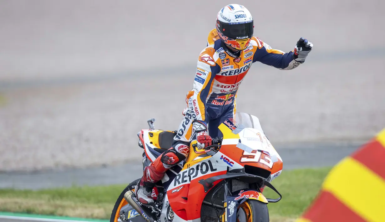 Hingga balapan berakhir, tak ada perubahan posisi lagi yang terjadi. Marc Marquez tak terbendung sehingga berhasil finis terdepan di MotoGP Jerman sekaligus meraih gelar kemenangan pada musim 2021. (Foto: AP/DPA/Jens Buettner)