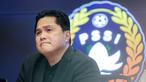 Ketua Umum PSSI, Erick Thohir saat menghadiri konferensi pers mengenai perkembangan Timnas Indonesia Putri yang berlangsung di Stadion Utama Gelora Bung Karno (SUGBK), Senayan, Jakarta, Sabtu (21/09/2024). (Bola.com/Bagaskara Lazuardi)
