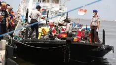  Tim SAR terus mencari korban hilang dalam tragedi terbakarnya KM Zahro Expres di Perairan Kepulauan Seribu. 