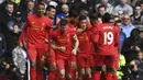 Para pemain Liverpool merayakan gol yang dicetak Philippe Coutinho ke gawang Everton. Kemenangan ini mengantar The Reds naik ke posisi ketiga, sementara Everton masih tertahan di peringkat tujuh. (AFP/Paul Ellis)