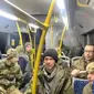 Personel militer Rusia yang dibebaskan -dalam pertukaran tawanan perang Rusia-Ukraina- di dalam bus. (Russian Ministry of Defence)