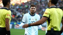 Ekspresi penyerang Argentina, Lionel Messi setelah menerima kartu merah dari wasit Mario Diaz selama  pertandingan melawan Chile di Copa America 2019 di Arena Corinthians, Brasil (6/7/2019). Kartu Merah yang diterima Messi adalah yang kedua sepanjang kariernya. (AP Photo/Victor R. Caivano)