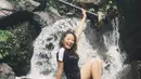 Meski outfit yang dikenakan Natalie Zenn terkesan mati dengan warna hitam di sekitar bebatuan, namun pose kece berlatar air terjun ini sukses menghasilkan kenangan yang indah. Terliihat dari raut gembira wajah wanita blasteran Indonesia-China ini. (Liputan6.com/IG/@nataliezenn24).