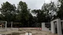 Suasana pada siang hari di Taman Puring, Jakarta, rabu (18/3/2020). Selama sekitar dua pekan itu, taman akan dibersihkan dan disterilisasi untuk mencegah penyebaran virus corona (COVID-19). (Liputan6.com/Johan Tallo)