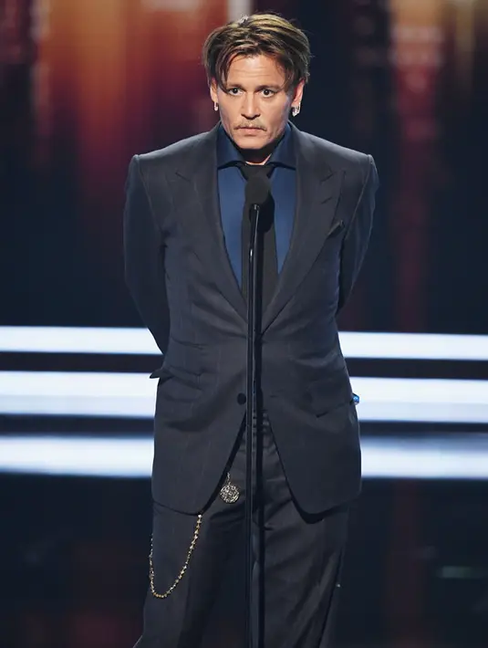 Ketika namanya disebut sebagai  pemenang, Depp pun langsung menaiki panggung dan menerima piala kemenangan itu. Ia juga menyampaikan ucapan terima kasih kepada para penggemarnya yang sudah mendukungnya selama ini. (AFP/Bintang.com)