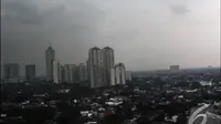 Menurut BMKG datangnya musim hujan mengakibatkan suhu udara di ibu kota menjadi normal dari yang sebelumnya sempat mencapai 37 derajat celcius, Jakarta, Jumat (24/10/2014) (Liputan6.com/Faizal Fanani)