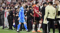 Pemain Manchester United, David De Gea dan Harry Maguire meninggalkan lapangan setelah ditaklukkan Sevilla pada leg kedua perempat final di Ramon Sanchez Pizjuan, Jumat (21/4/2023). Kedua pemain ini menjadi sorotan lantaran menjadi biang kerok kekalahan Setan Merah. (AFP/Cristina Quicler)