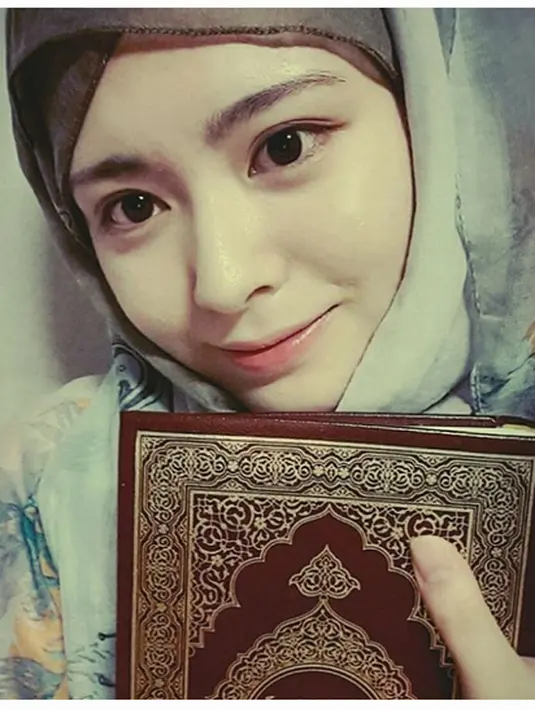 Penampilan dengan mengenakan hijab begitu cantik, diunggahnya ke Instagram, sontak saja membuat para followernya yang saat itu 30 ribuan heboh.  (dok.Instagram)