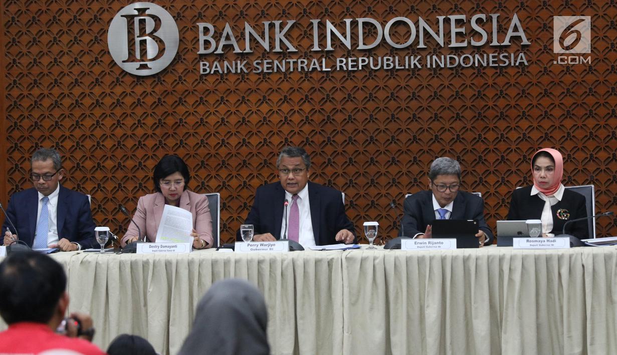 Gubernur BI Perry Warjiyo (tengah) didampingi DGS Destry Damayanti (dua kiri), Deputi Gubernur Erwin Rijanto (dua kanan), Deputi Gubernur Sugeng (kiri), dan Deputi Gubernur Rosmaya Hadi (kanan) memberi keterangan pers hasil Rapat Dewan Gubernur, Jakarta, Kamis (19/9/2019). (Liputan6.com/AnggaYuniar)