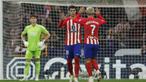 Selebrasi pemain Atletico Madrid, Alvaro Morata (tengah) dan Antoine Griezmann, setelah keduanya berhasil mencetak gol ke gawang Real Madrid dalam pertandingan pekan keenam La Liga Spanyol 2023/2024 yang berlangsung di Metropolitano stadium, Madrid, Senin (25/9/2023). El Derbi Madrileno kali ini dimenangi Atletico dengan skor meyakinkan 3-1. (AFP/Oscar Del Pozo)