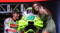 Pembalap MotoGP, Franco Morbidelli berfoto bersama dengan kekasihnya, Francesca dalam launching tim Pertamina Enduro VR46 yang berlangsung di Balai Kartini, Jakarta, Sabtu (25/01/2025). (Bola.com/Bagaskara Lazuardi)