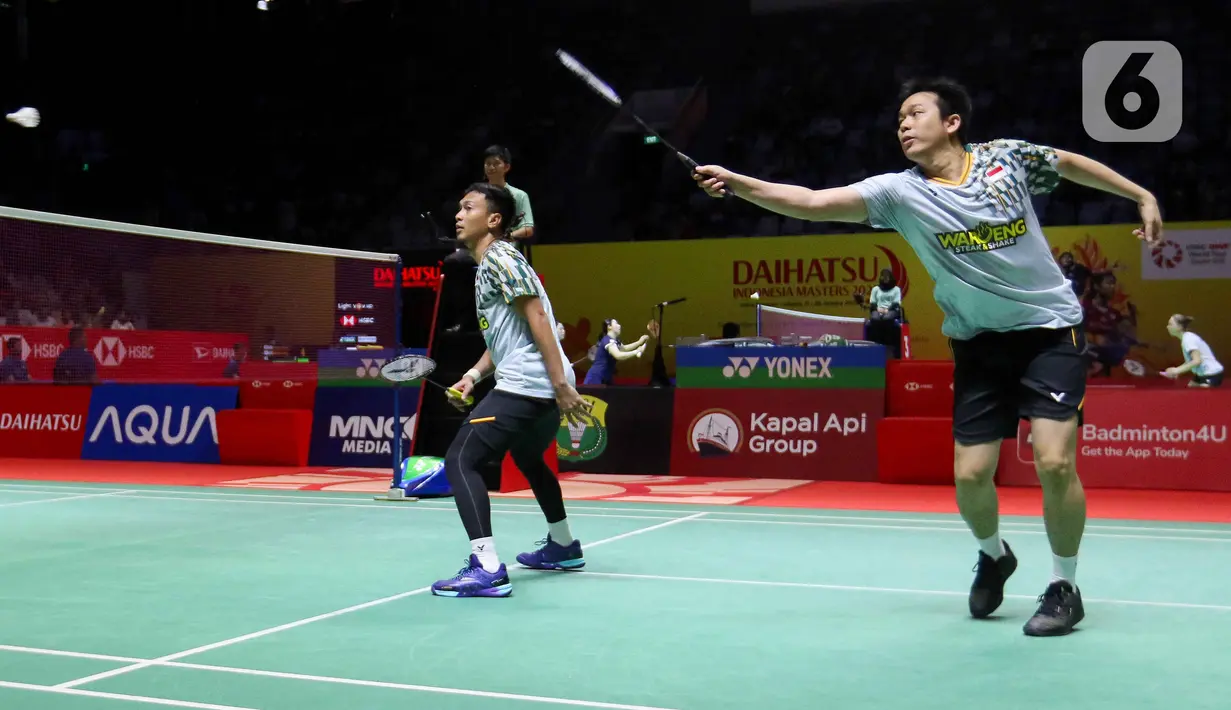 Mohammad Ahsan/Hendra Setiawan alias The Daddies resmi menutup kariernya di dunia badminton usai kalah dari Junaidi Arif/Roy King Yap asal Malaysia di Istora Gelora Bung Karno, Senayan, Jakarta, pada Kamis (23/1/2025) sore WIB. (Liputan6.com/Herman Zakharia)