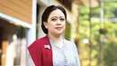 <p>Ketua DPR RI Puan Maharani mengenakan kebaya rancangan Didiet Maulana. Memiliki detail kerah V berwarna biru dengan nama Kebaya Kartini. Ia memadukannya dengan kain batik gentongan dan selendang merahnya. @didietmaulana</p>