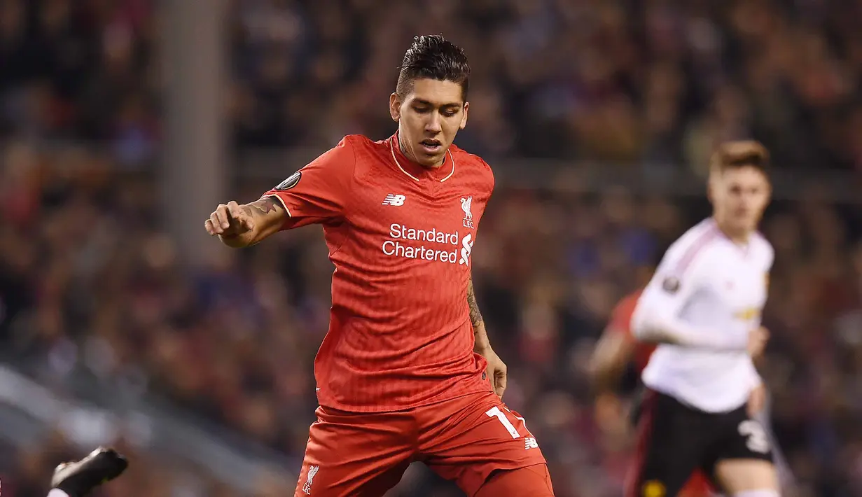 Roberto Firmino mencetak satu gol saat Liverpool menumbangkan Manchester United 2-0 pada leg pertama 16 besar liga Europa di  Stadion Anfield, Liverpool, Jumat (11/3/2016) dini hari WIB. (AFP/Paul Ellis)