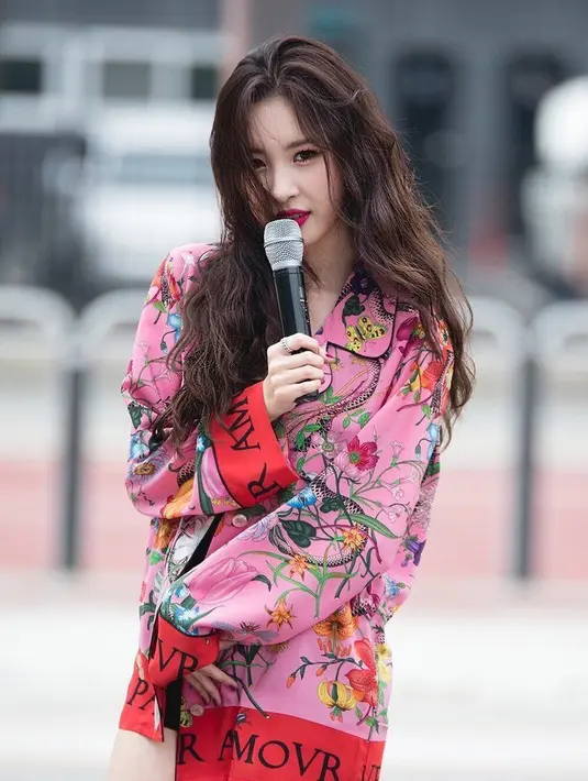 Sunmi kerap membagikan foto-foto outfit of the day melalui akun Instagramnya, @miyayeah. Sunmi terlihat cocok mengenakan berbagai produk fashion. (Foto: pinterest.com)