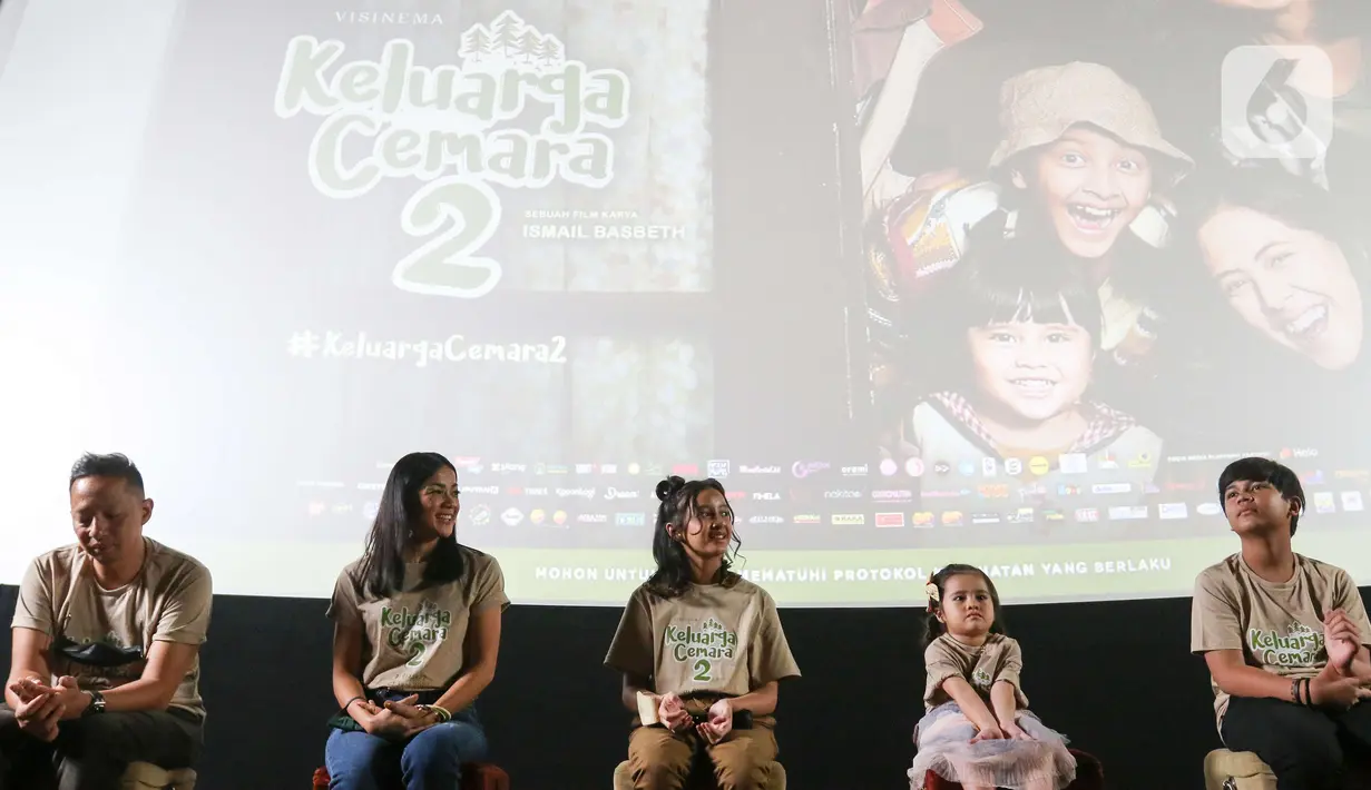 Pemeran film Keluarga Cemara 2, Ringgo Agus Rahman, Nirina Zubir, Widuri Putri, Niloufer Bahalwan dan Muzakki Ramdhan saat jumpa pers di Jakarta, Senin (20/6/2022). Film Keluarga Cemara 2 akan tayang pada 23/6/2022, yang menceritakan drama kehidupan keluarga yang hits era tahun 90an. (Liputan6.com/Herman Zakharia)