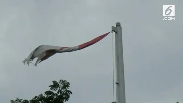 Warga Palembang dihebohkan dengan berkibarnya bendera merah putih di halaman gedung DPRD namun dalah keadaan robek.