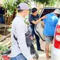 Anggotas Polres Polman saat mengamankan D (45) pelaku pencabulan (Foto: Liputan6.com/Abdul Rajab Umar)