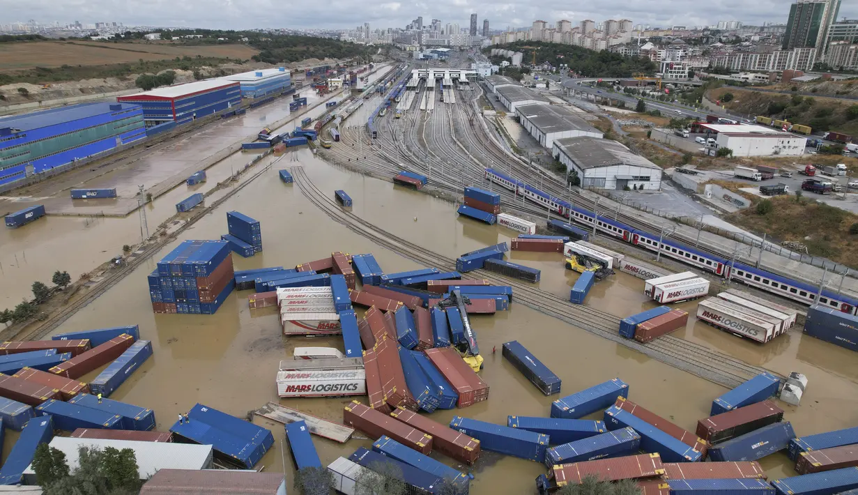 Air banjir yang meluap mempengaruhi lebih dari 1.750 rumah dan bisnis di kota tersebut, menurut kantor gubernur Istanbul. (Ugur Yildirim/dia images via AP)