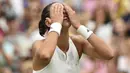 Petenis Spanyol, Garbine Muguruza, meluapkan kegembiraan usai mengalahkan Venus Williams pada laga final Wimbledon di All England Lawn Tennis Club, Inggris, Sabtu (15/7/2017). Muguruza menang 7-5 dan 6-0 atas Williams. (AFP/Glyn Kirk)
