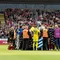 Pemain Timnas Denmark dan Timnas Ukraina membentuk lingkaran di sekitar Christian Eriksen yang jatuh pingsan di tengah pertandingan di Odensen, Denmark, Minggu (07/06/2026) malam WIB. (Bo Amstrup/Ritzau Scanpix via AP)