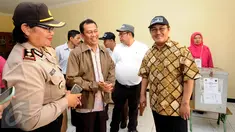 Ketua DKPP, Jimly Asshiddiqie (kedua kanan) bersama aparat terkait melakukan inspeksi di TPS 14 Beji Timur Kota Depok, Rabu (9/12/2015). Jimly mengecek langsung pelaksanaan Pilkada di sejumlah TPS yang ada di Depok. (Liputan6.com/Helmi Fithriansyah)
