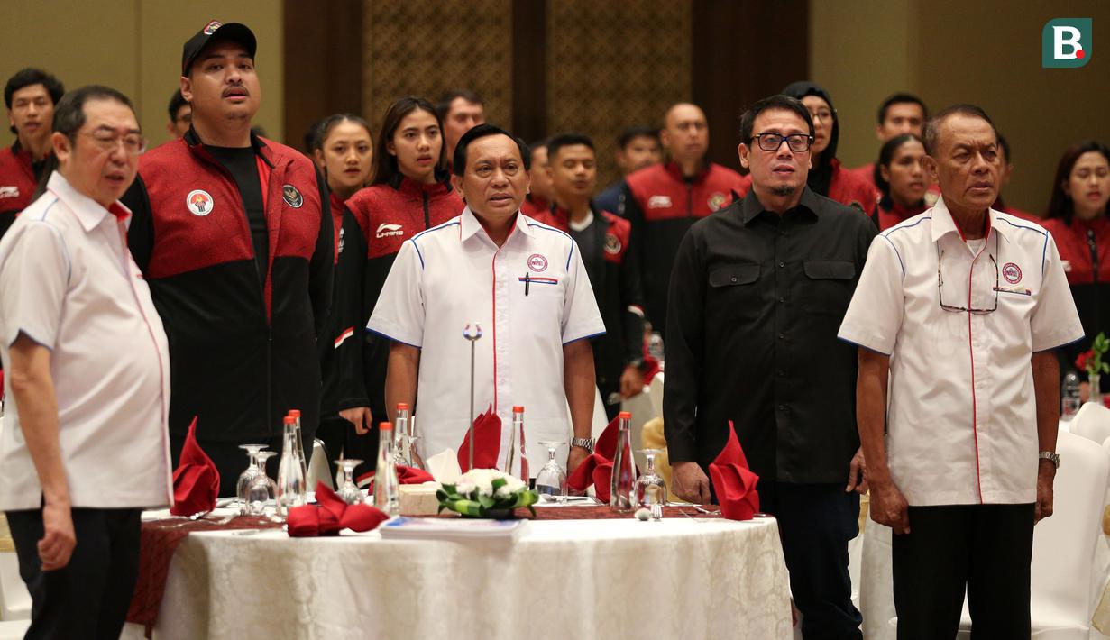 <p>Ketua Umum PBVSI, Imam Sudjarwo (tengah kanan) dan Menpora Dito Ariotedjo&nbsp;menyanyikan lagu Indonesia Raya saat Penyambutan Timnas Voli Indonesia untuk SEA Games 2023 Kamboja dan Perkenalan Pengurus Pusat PBVSI masa Bakti Tahun 2023-2027 yang berlangsung di Hotel Sultan, Jakarta, Rabu (24/05/2023). (Bola.com/Bagaskara Lazuardi)</p>