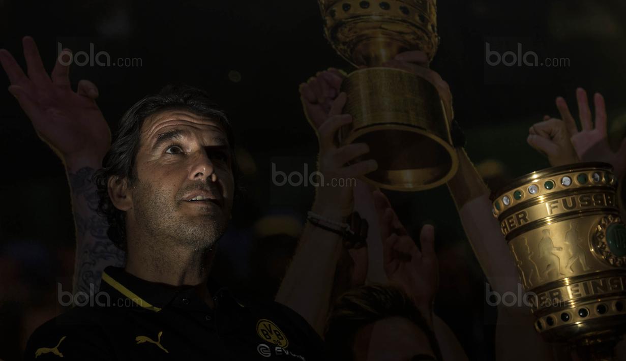 "Saya merasa bangga menjadi duta klub ini. Sebagai seorang duta klub, tugas saya menyenangkan sekaligus menantang. Saya memiliki banyak tanggung jawab,” ucap Karl-Heinz Riedle. (Bola.com/Vitalis Yogi Trisna)